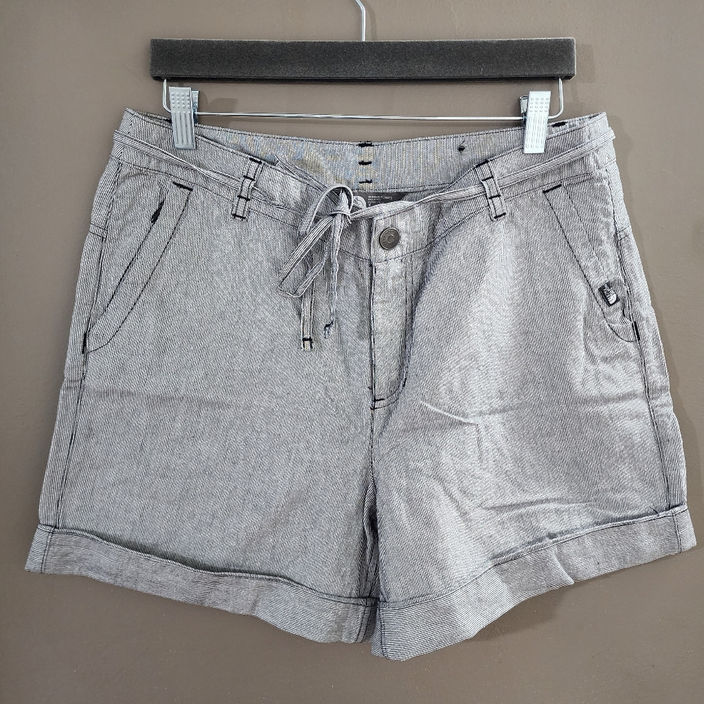 The North Face Shorts Women's Size 10 Pinstriped Linen Blue & White Striped